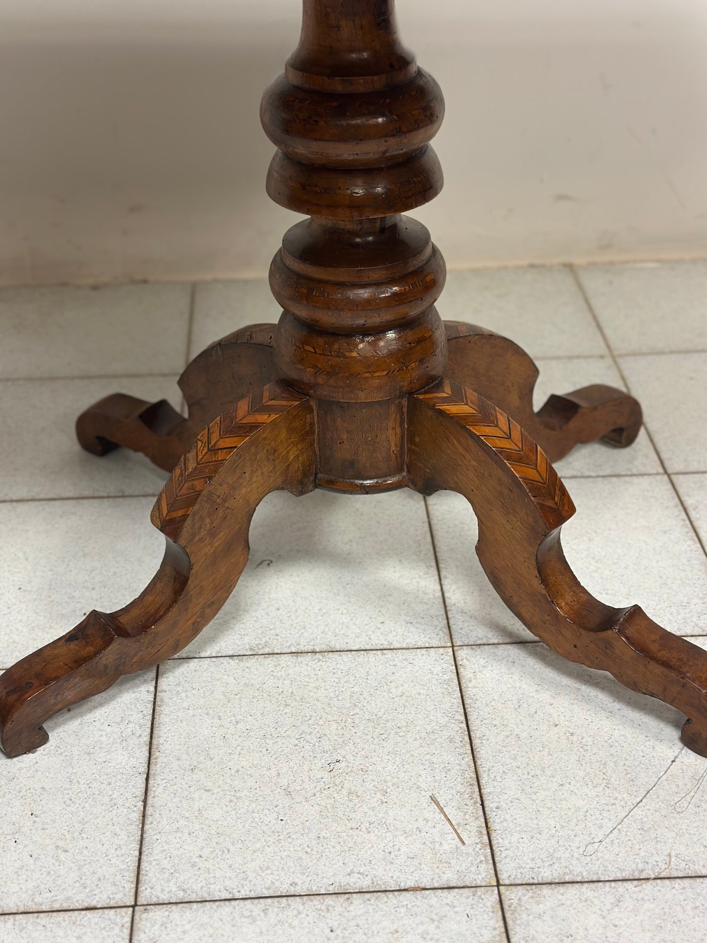 Tavolo intarsiato . Rolo XIX secolo