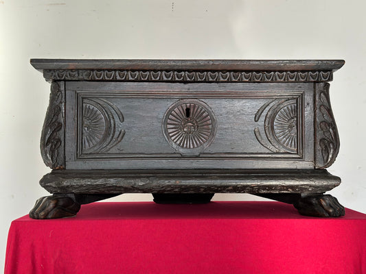 Modellino di cassapanca scolpita e intagliata.   Lombardia fine 500