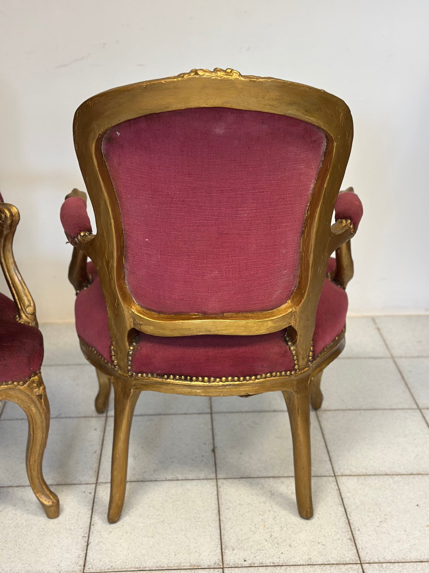 Coppia di poltrone in legno intagliato e  dorato.   Lombardia XIX secolo