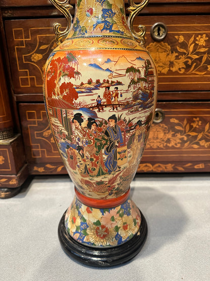 Vaso in porcellana dipinta e dorata . Giappone XX secolo