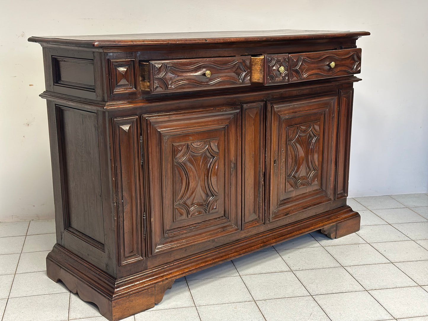 Credenza in noce.  Liguria / Piemonte / inizio XVIII secolo