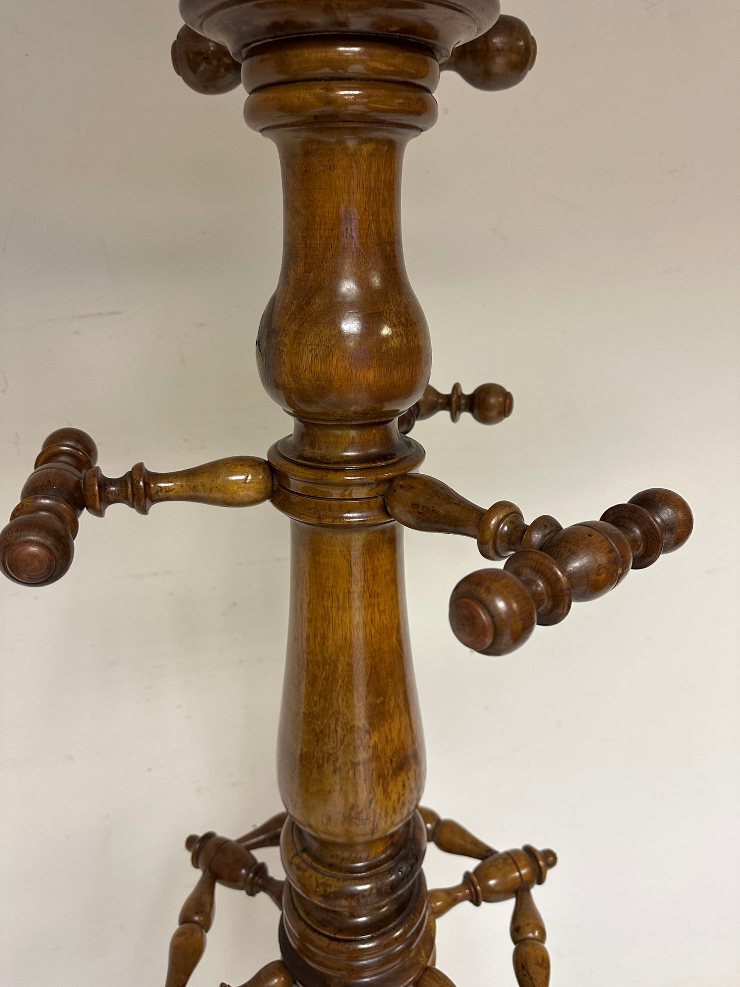 Attaccapanni in noce a rocchetto, XIX secolo.