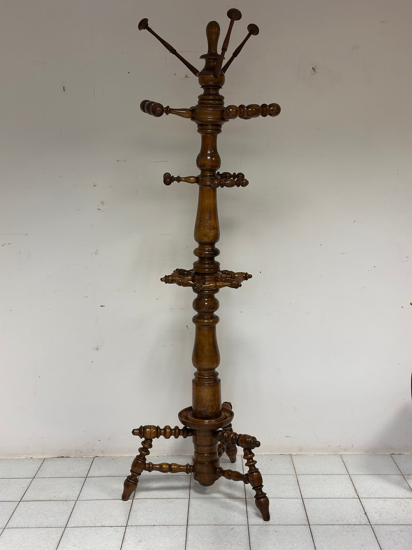 Attaccapanni in noce a rocchetto, XIX secolo.