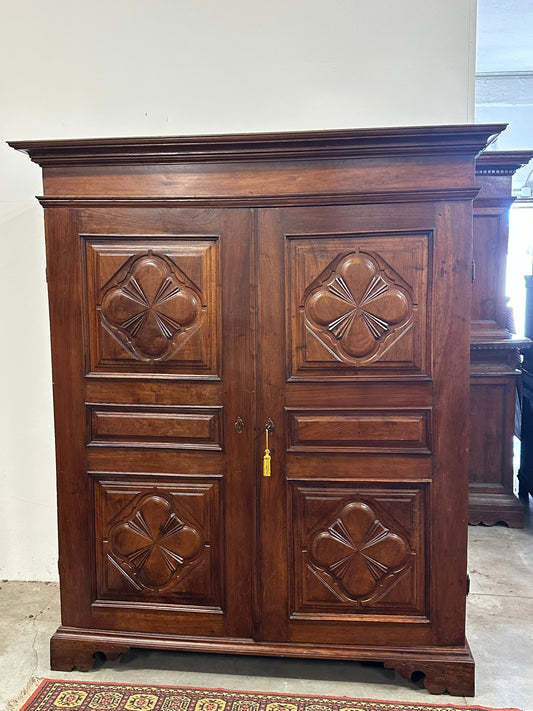 Armadio a quadrifoglio.  Genova XVII secolo.   Restaurato