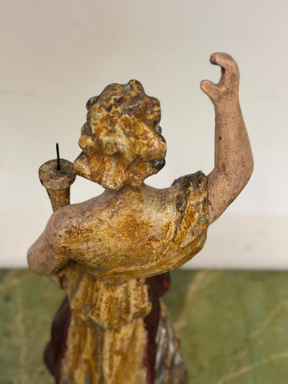 Scultura lignea di angelo con cornucopia reggicero policromo . Epoca fine 600