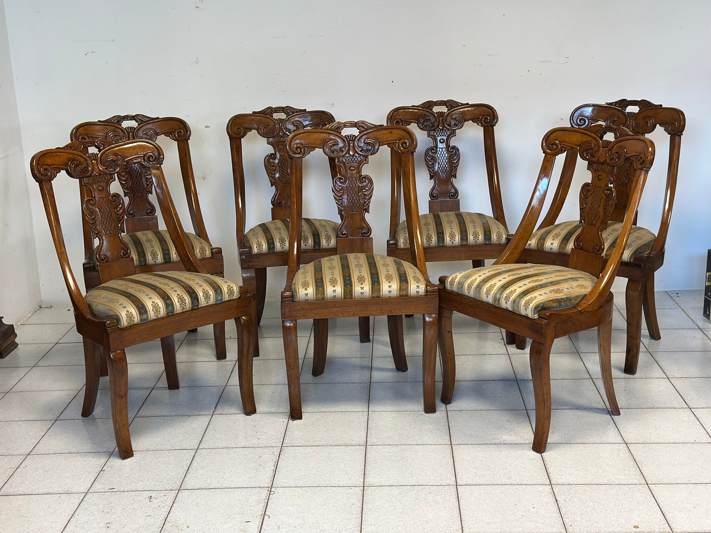 Gruppo di sette sedie a gondola Carlo X lombarde.  Primo 800