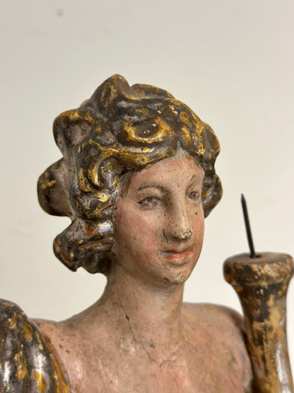 Scultura lignea di angelo con cornucopia reggicero policromo . Epoca fine 600