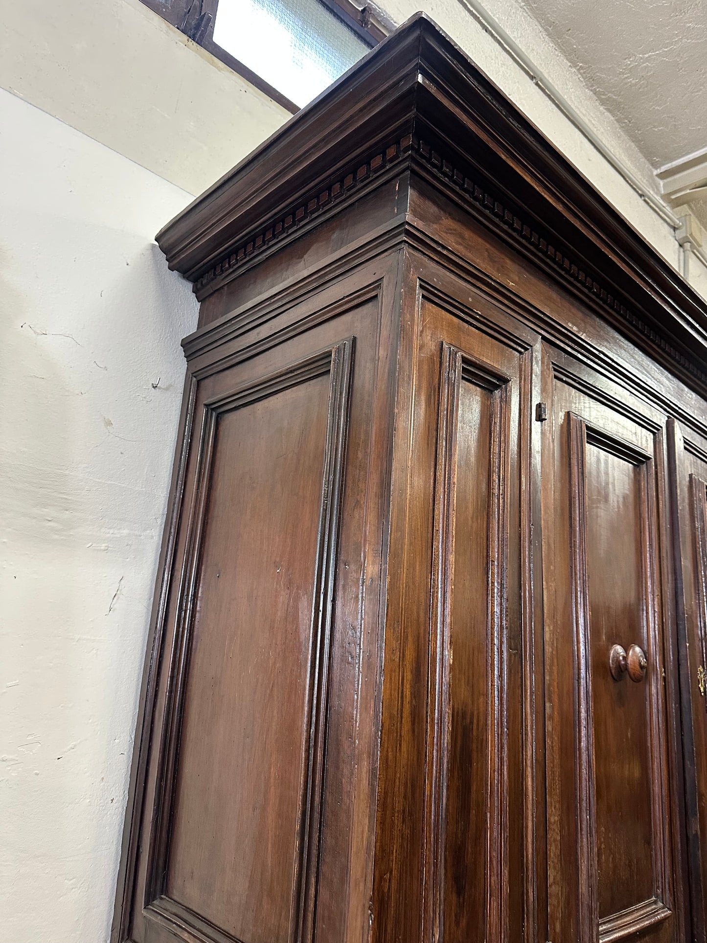 Credenza doppio corpo . Emilia Modena Bologna prima metà dell’ 600