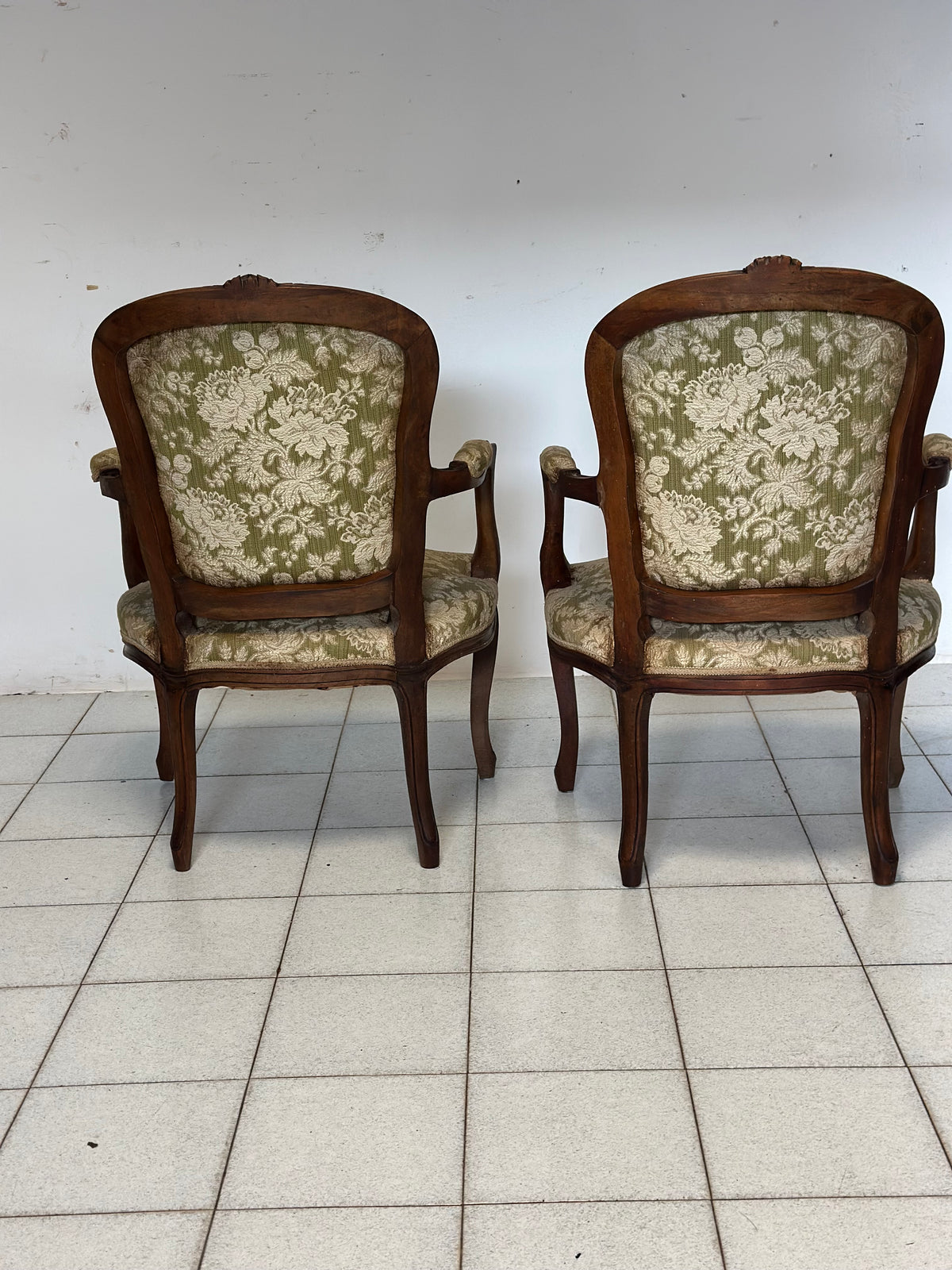 Coppia di poltroncine Luigi Filippo in noce.  XIX secolo