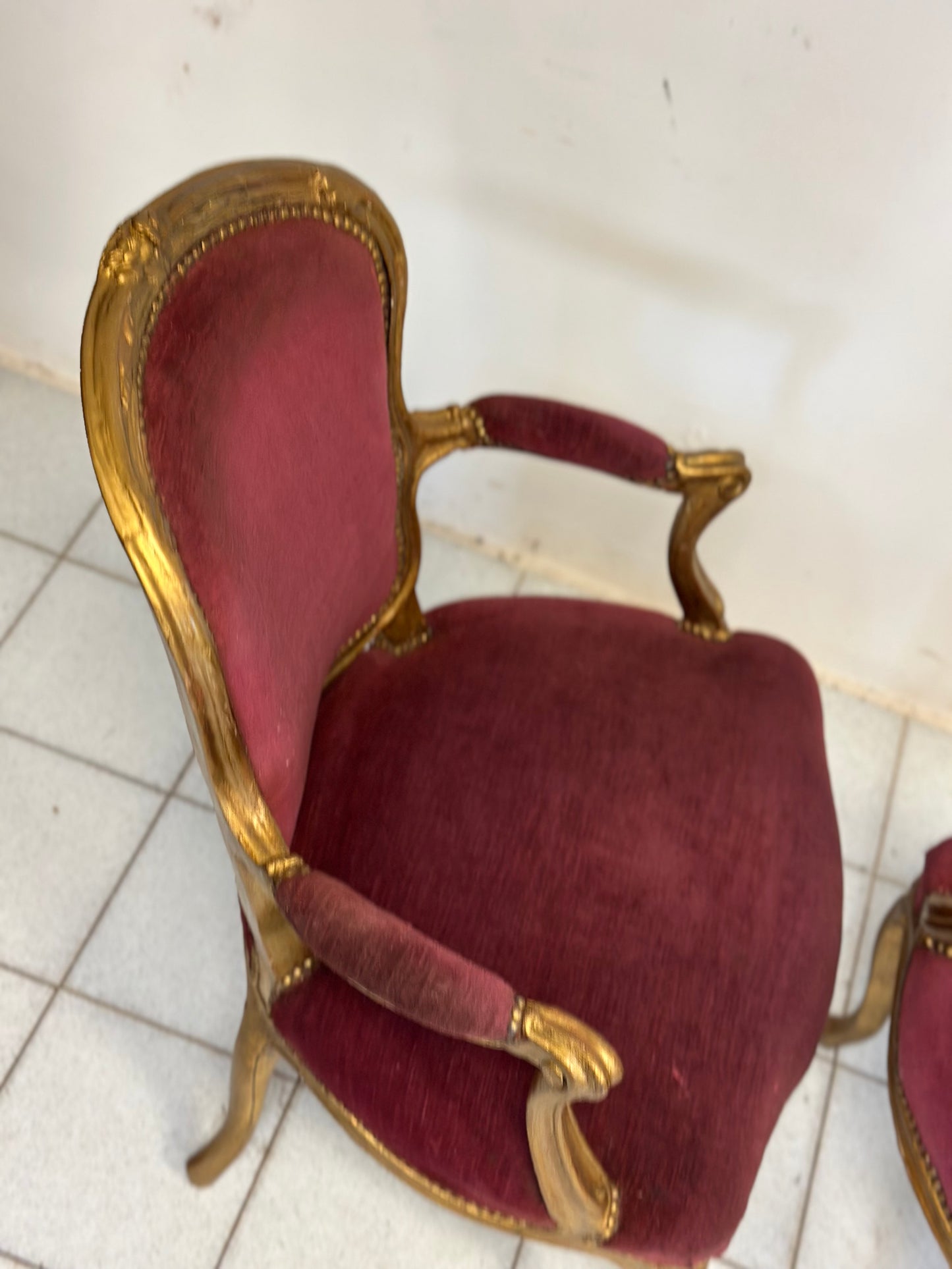 Coppia di poltrone in legno intagliato e  dorato.   Lombardia XIX secolo