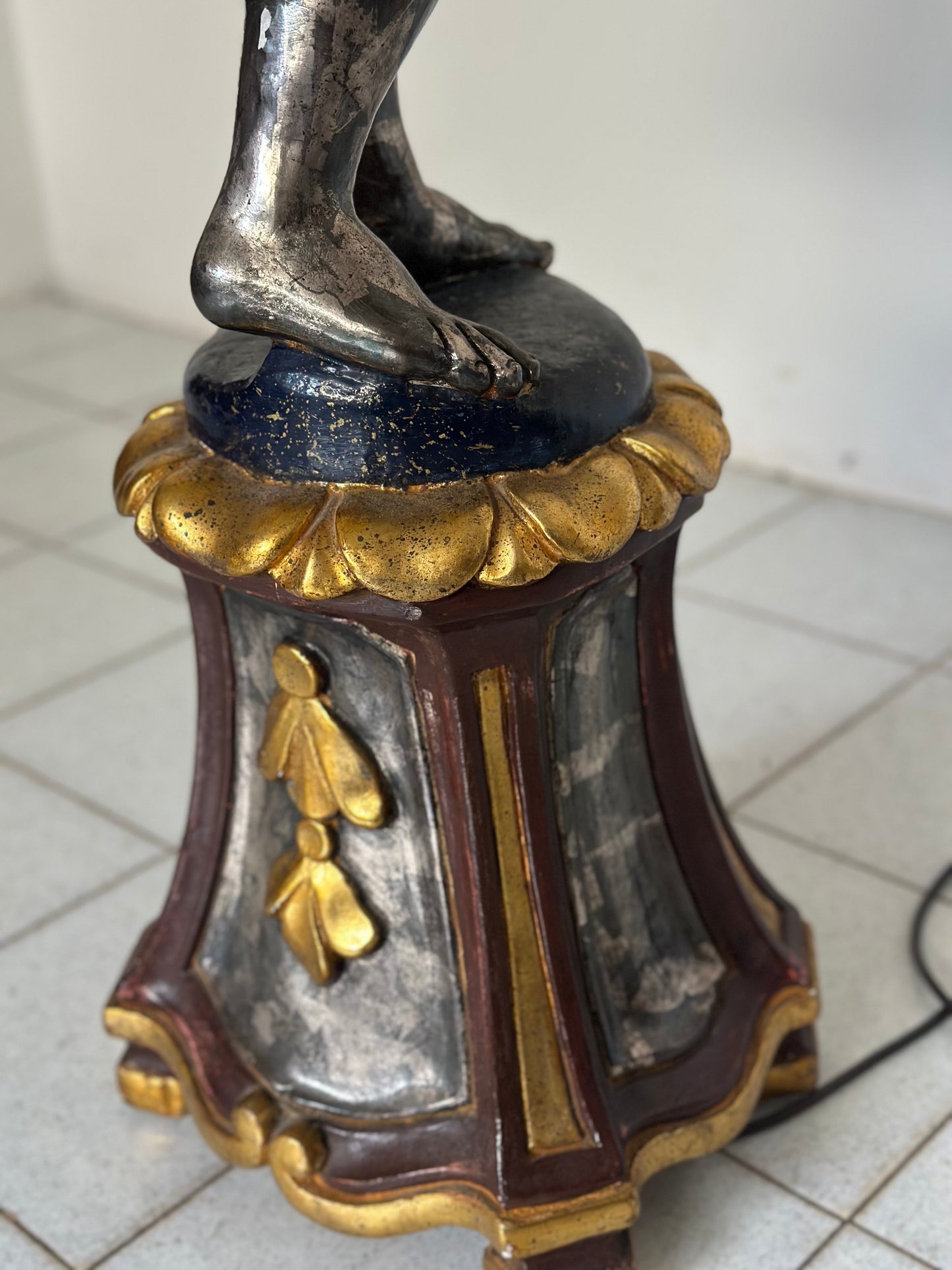 Lampada da terra. Moro di Venezia legno scolpito laccato dorato   XX secolo