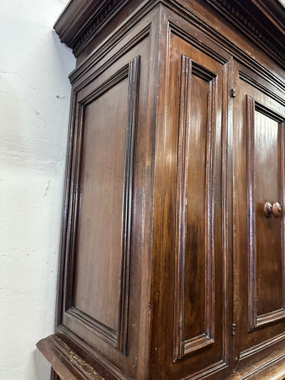 Credenza doppio corpo . Emilia Modena Bologna prima metà dell’ 600