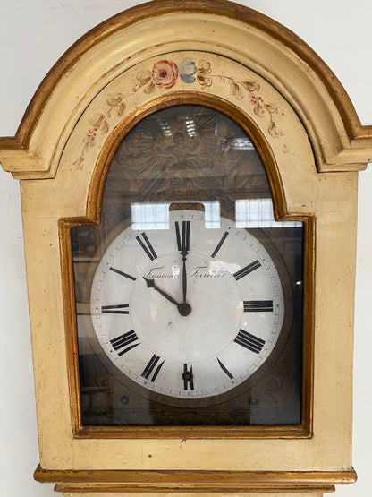 Orologio a pendolo da terra laccato e dipinto . XIX secolo
