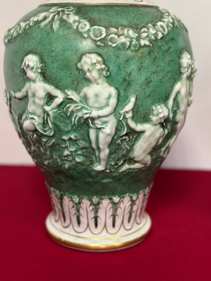 Coppia di vasi con coperchio in porcellana. Capodimonte primi anni 900