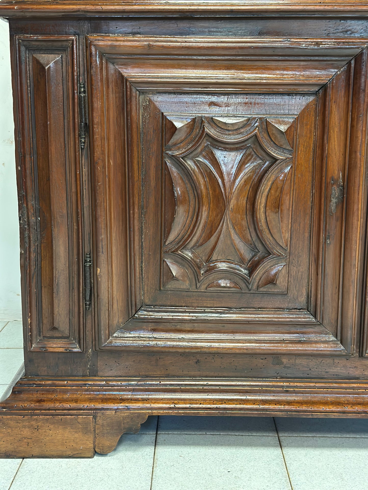 Credenza in noce.  Liguria / Piemonte / inizio XVIII secolo