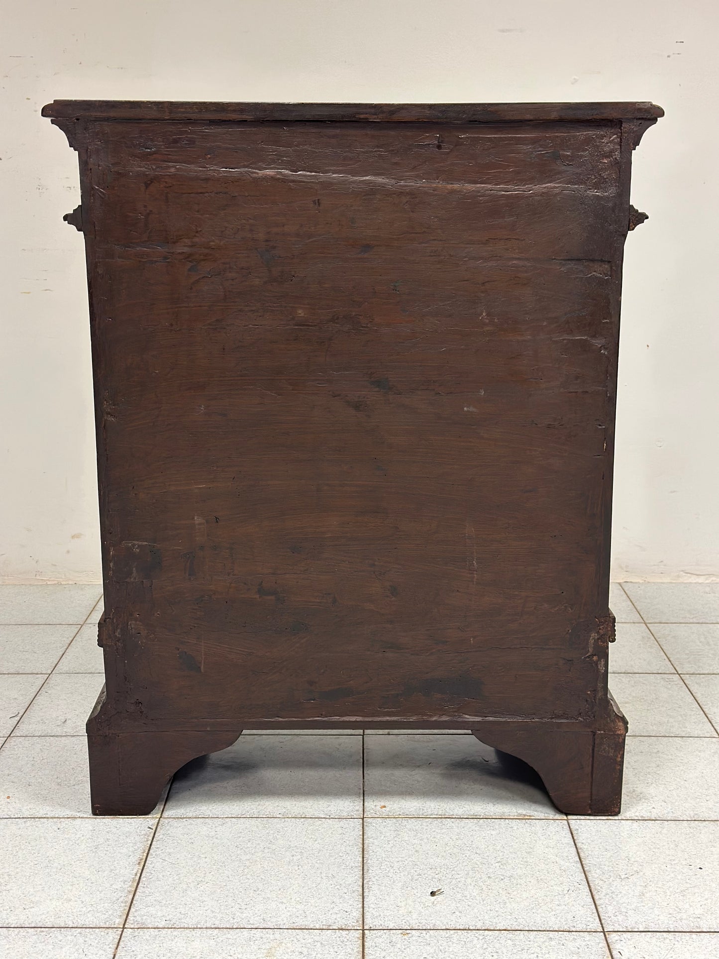 Cassettone Luigi XIV in noce. Toscana fine 600