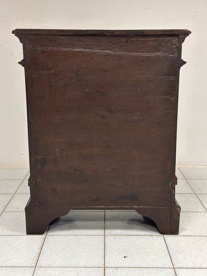 Cassettone Luigi XIV in noce. Toscana fine 600
