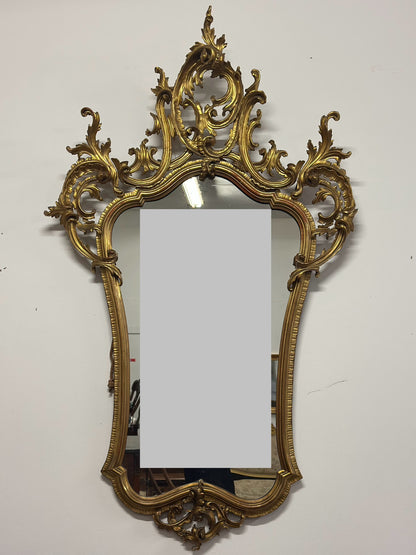 Specchiera in legno intagliato e dorato a foglia.  Venezia primissimi 800.   208 x 122.