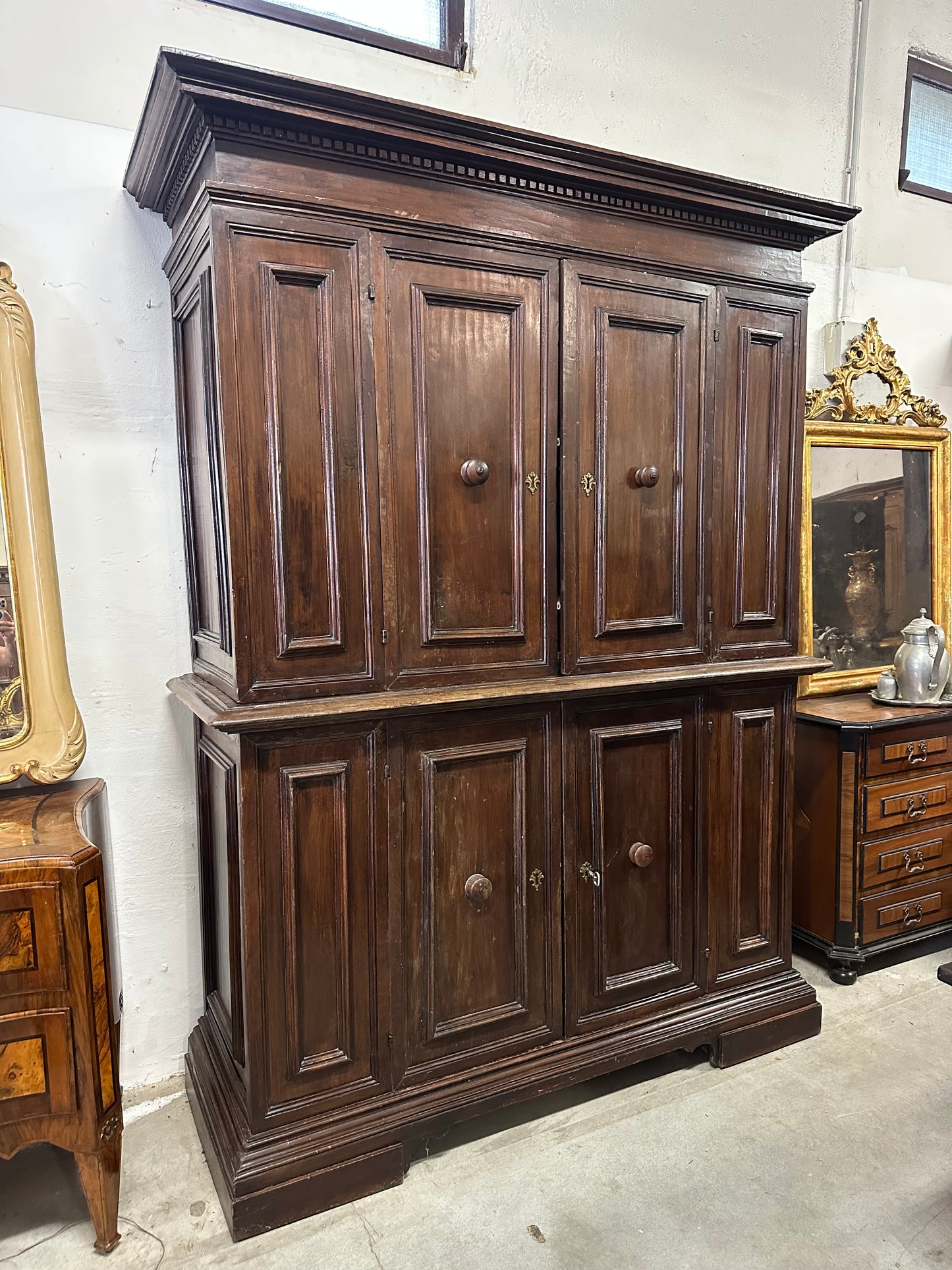 Credenza doppio corpo . Emilia Modena Bologna prima metà dell’ 600