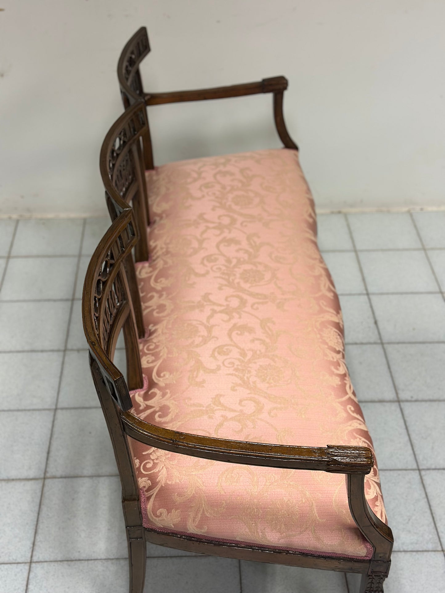 Divano Luigi XVI in noce.  Venezia fine 700