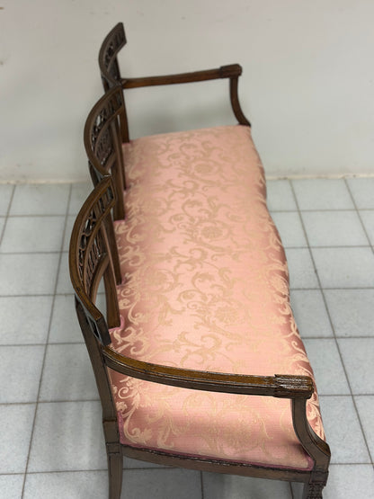 Divano Luigi XVI in noce.  Venezia fine 700