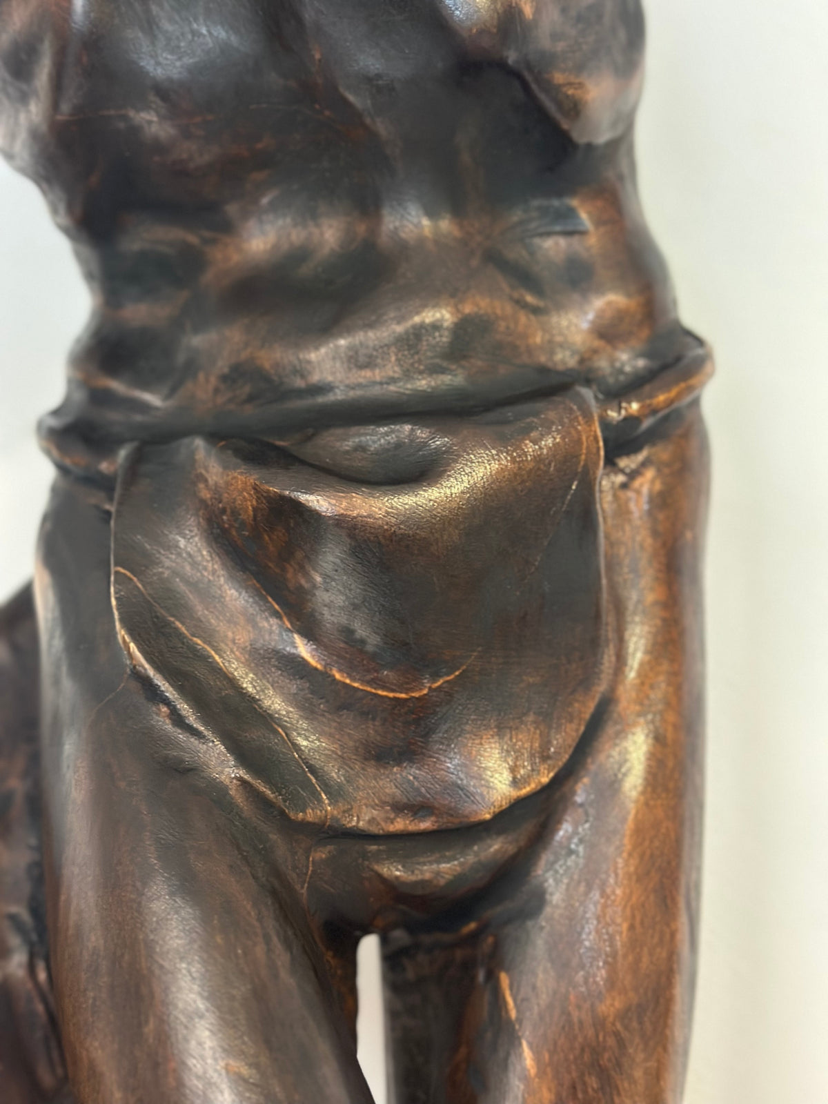 Scultura in legno intagliato essenza legno di tiglio raffigurante il Cristo crocifisso . Milano prima metà dell'800.