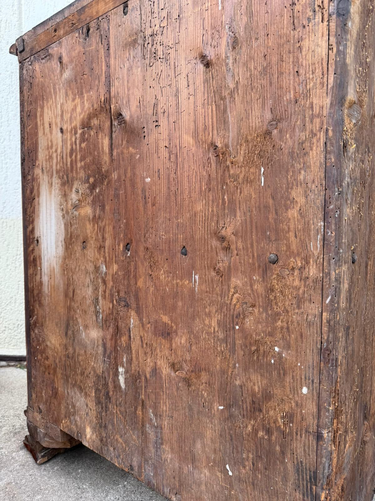 Corner cupboard in walnut curved on the front. Genoa 18th century