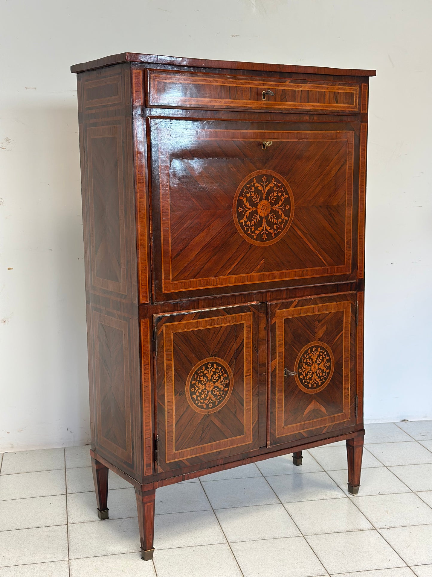 Secretaire Luigi XVI . Milano fine 700. Restaurato