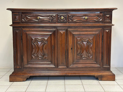 Credenza in noce.  Liguria / Piemonte / inizio XVIII secolo