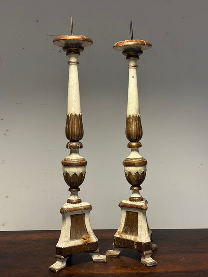 Coppia di candelieri laccati e dorati . Marche fine 600  . H 80 cm