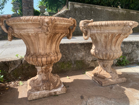 Coppia di grandi vasi in graniglia XX secolo