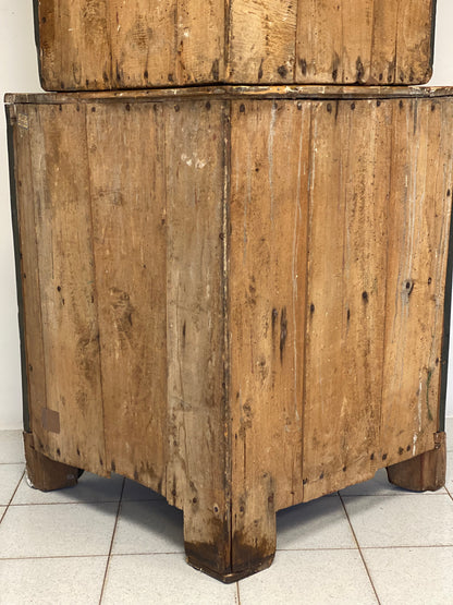 Angoliera Luigi XV bombata in legno laccato e dorato . Inizio XVIII secolo