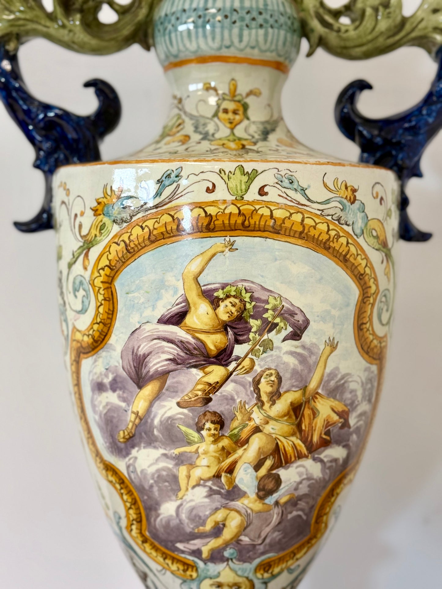 Vaso in maiolica policroma . Giovanni  Mollica Napoli XIX secolo.  Altezza 78 cm