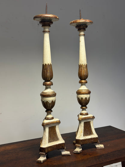 Coppia di candelieri laccati e dorati . Marche fine 600  . H 80 cm