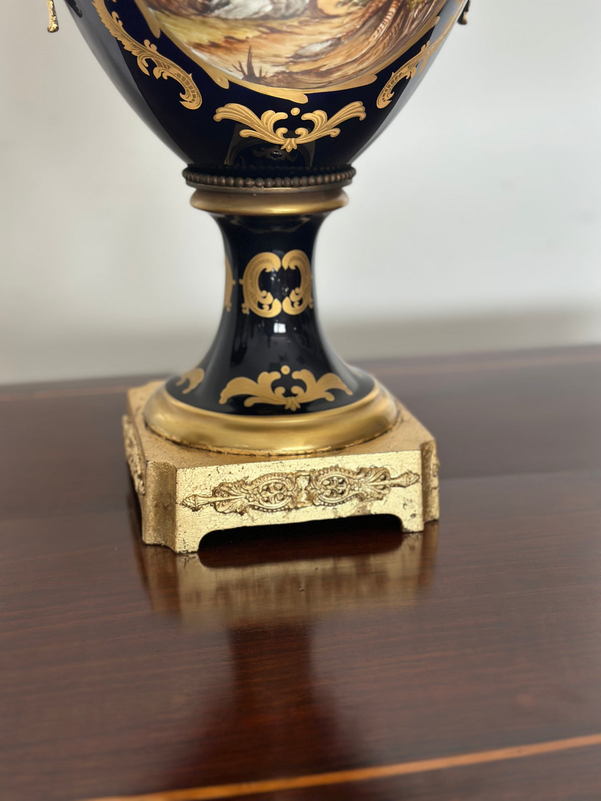 Vaso in porcellana e bronzo dorato.  Parigi epoca 800. H 72 cm