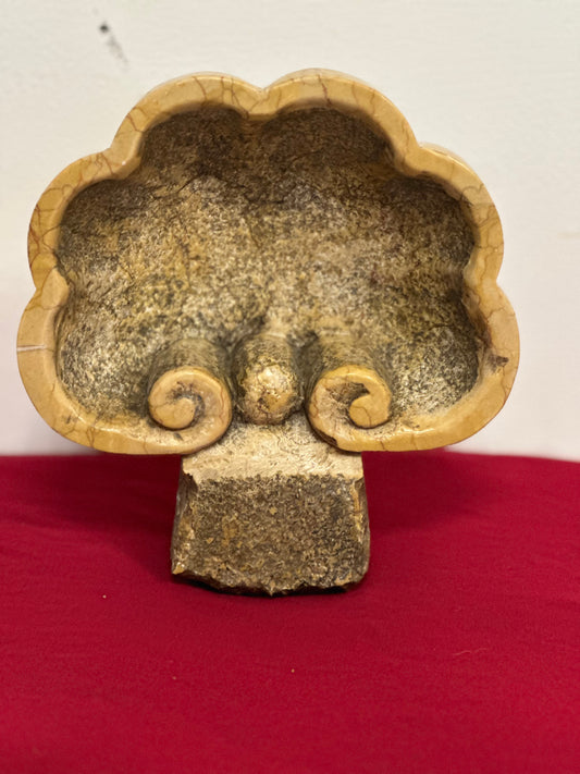 Acquasantiera in marmo giallo Siena . XIX secolo