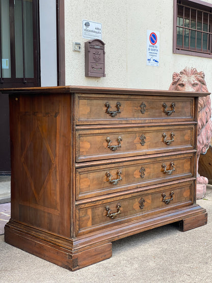 Louis XIV veneered inlaid chest of drawers. Modena late 17th century