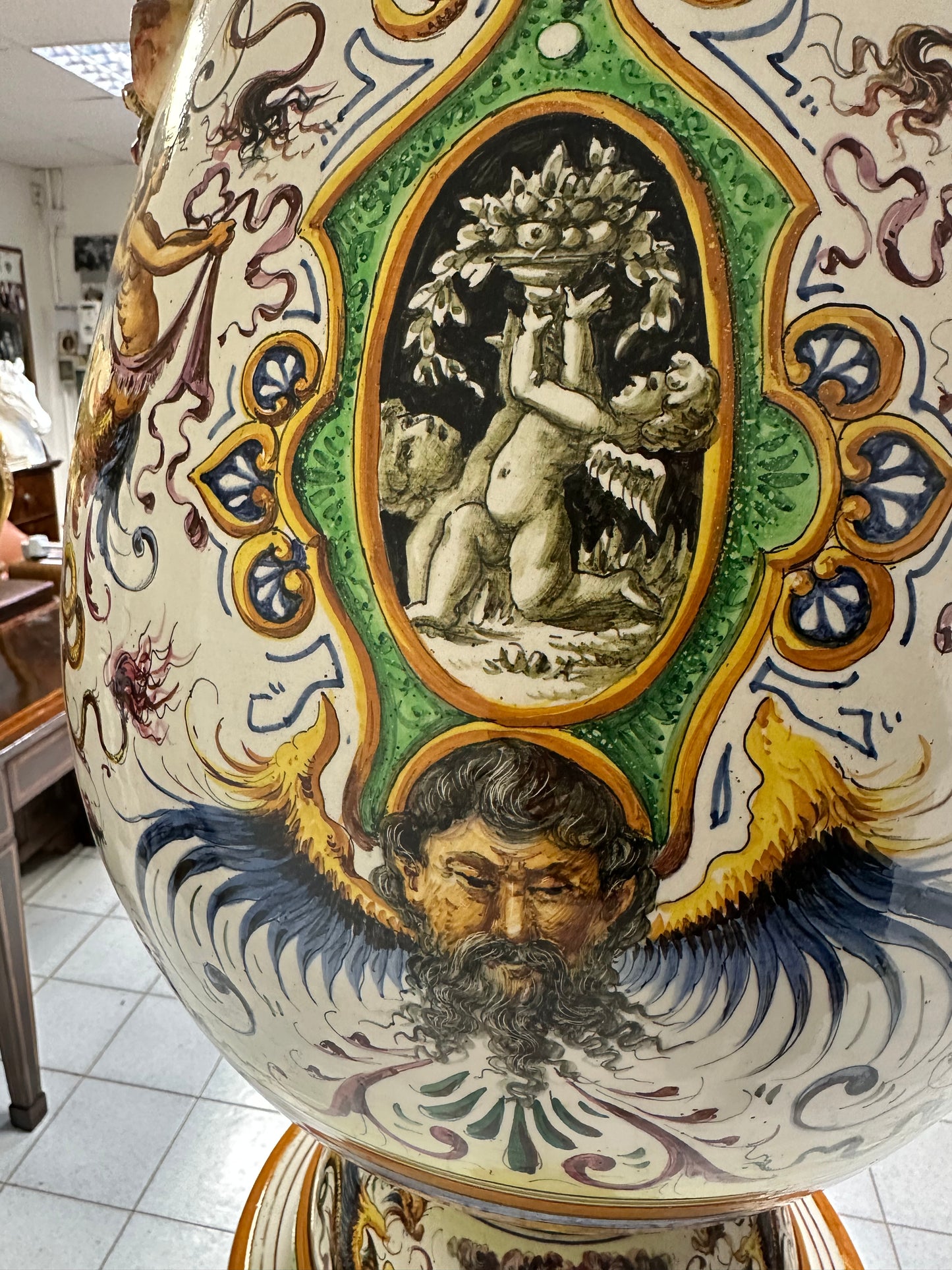 Egisto Fantecchi    Primo 900 vaso con colonna maiolica dipinta