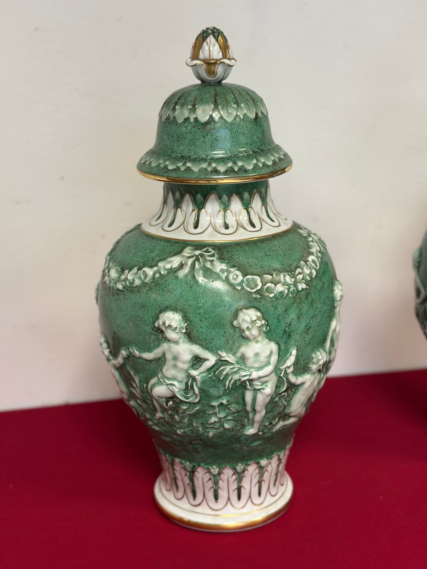 Coppia di vasi con coperchio in porcellana. Capodimonte primi anni 900