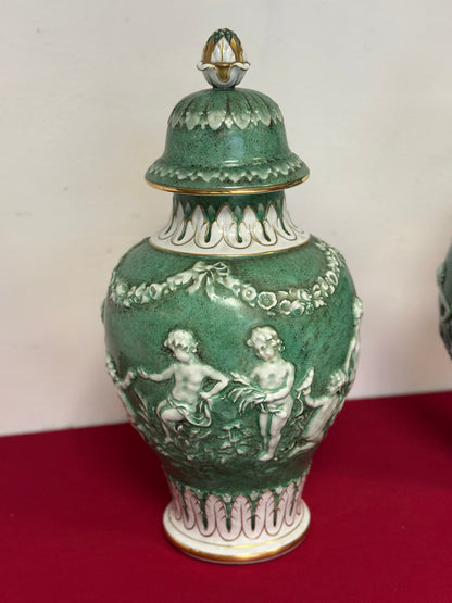 Coppia di vasi con coperchio in porcellana. Capodimonte primi anni 900