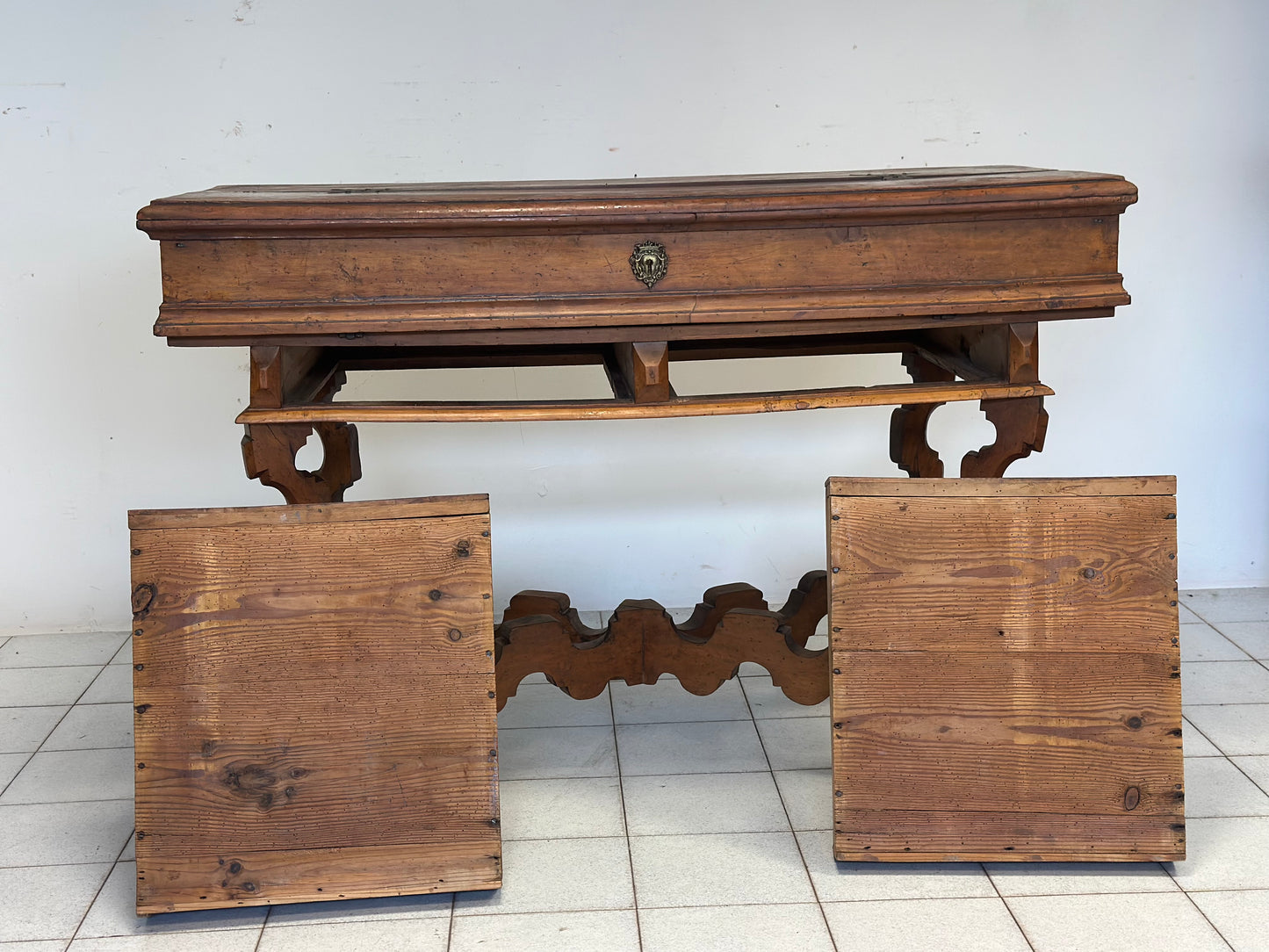 Scrivania San Filippo Luigi XIV fine 600 di area veneta.