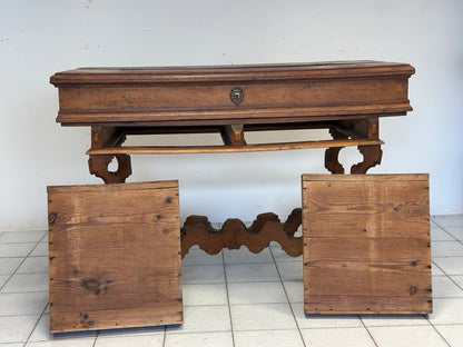 Scrivania San Filippo Luigi XIV fine 600 di area veneta.