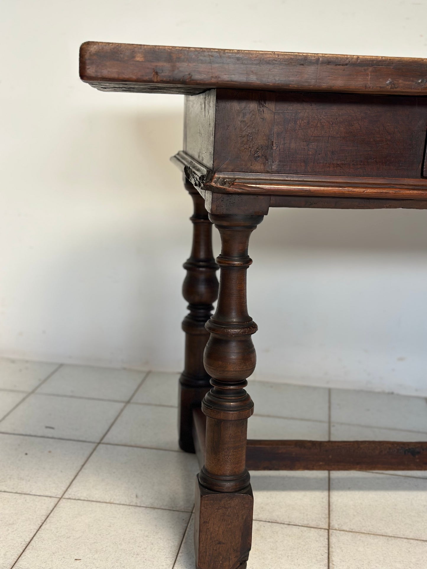 Tavolo a rocchetto in noce . Emilia fine 600
