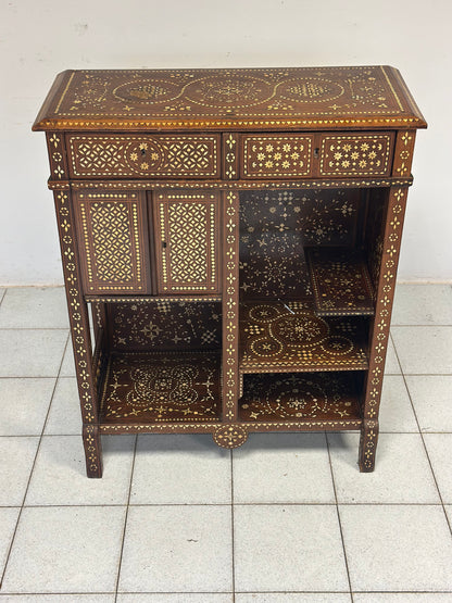 Credenza intarsiata alla maniera di Adriano Brambilla . Milano fine XIX secolo