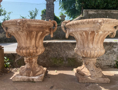Coppia di grandi vasi in graniglia XX secolo