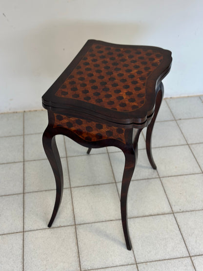 Piccolo tavolo da gioco Carlo X in legno lastronato ed intarsiato in varie essenze. XIX secolo restaurato