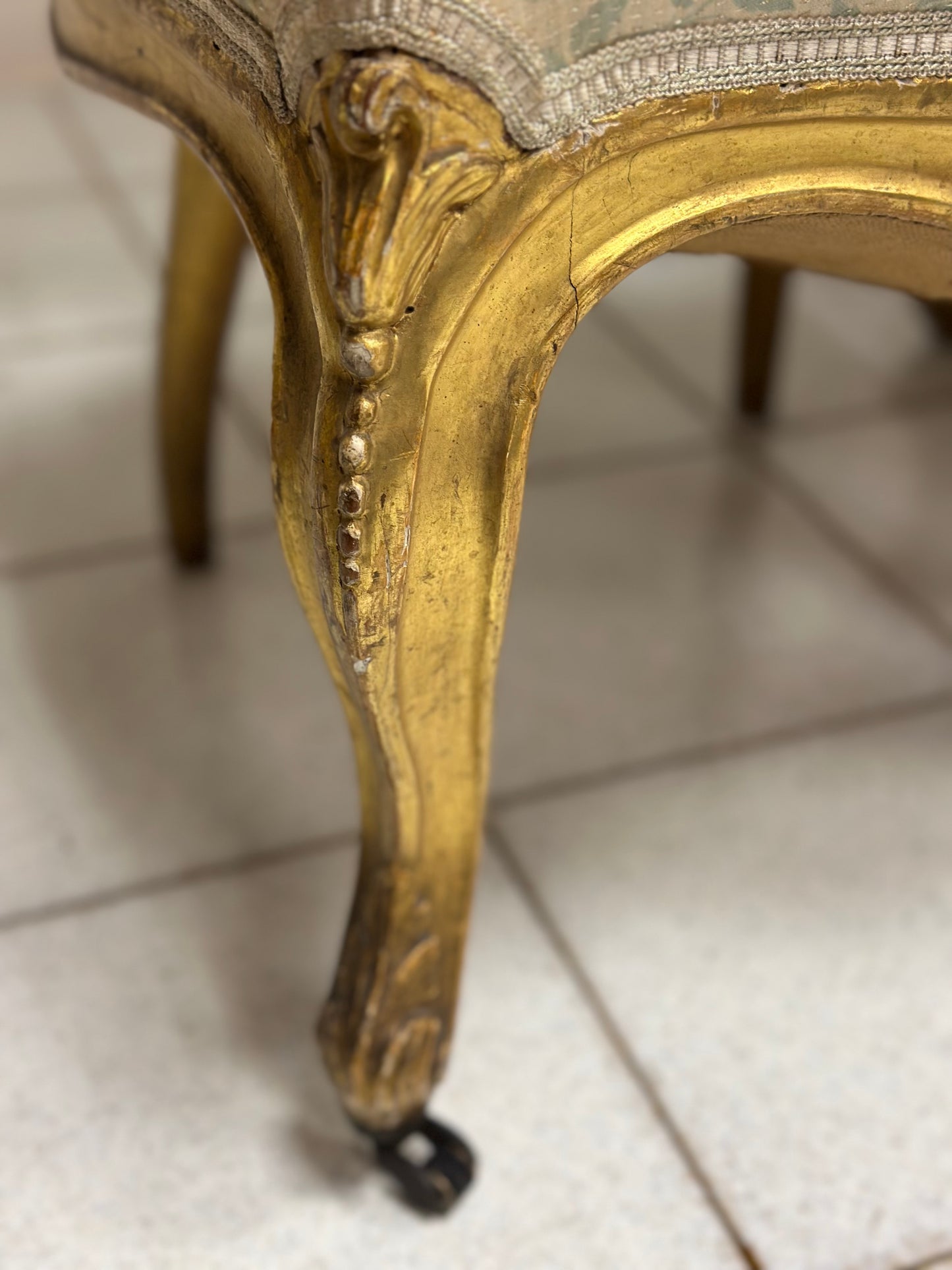 Coppia di poltrone in legno intagliato e dorato.  XIX secolo