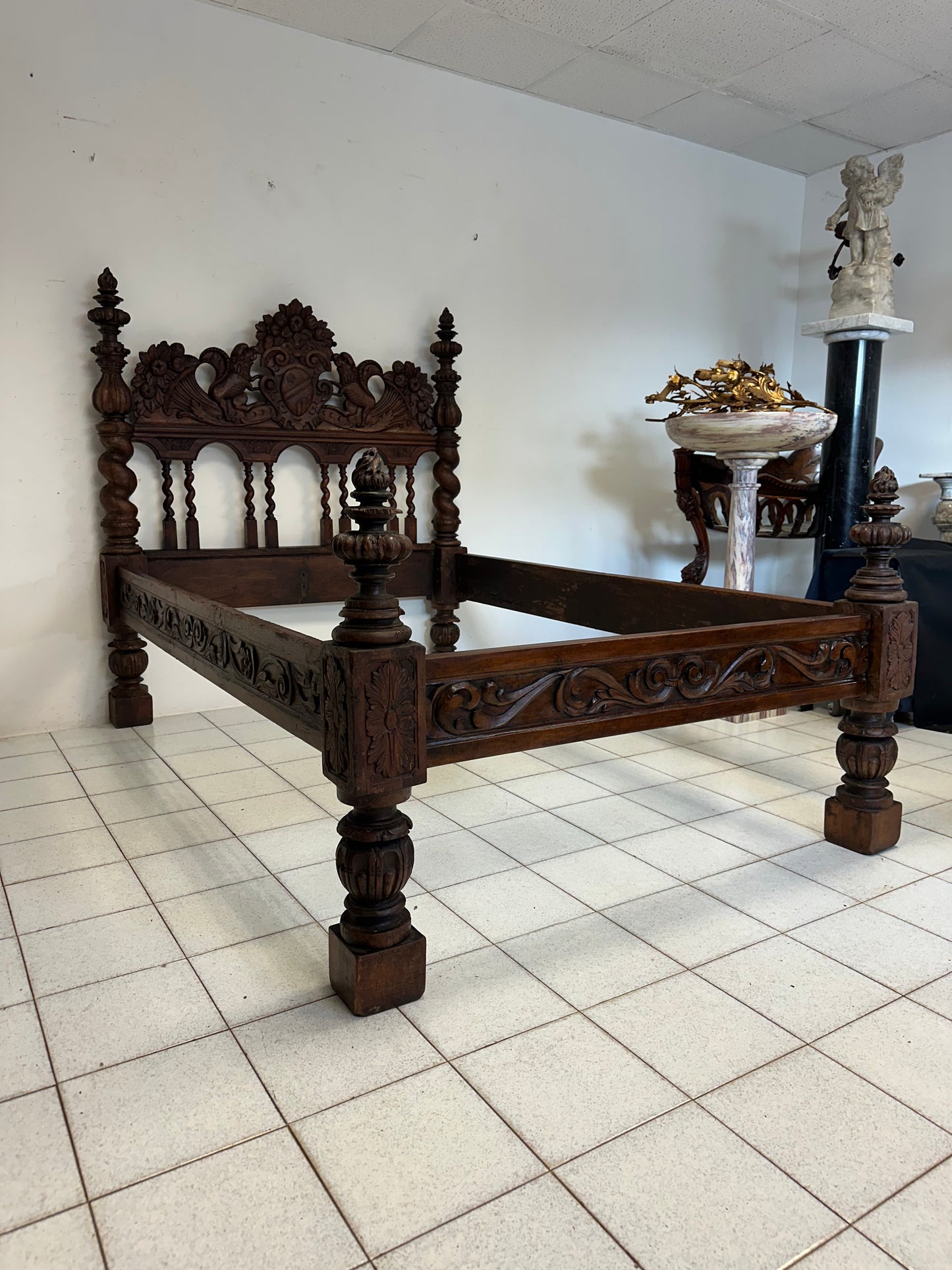 Letto scolpito in noce . Lombardia XVII secolo