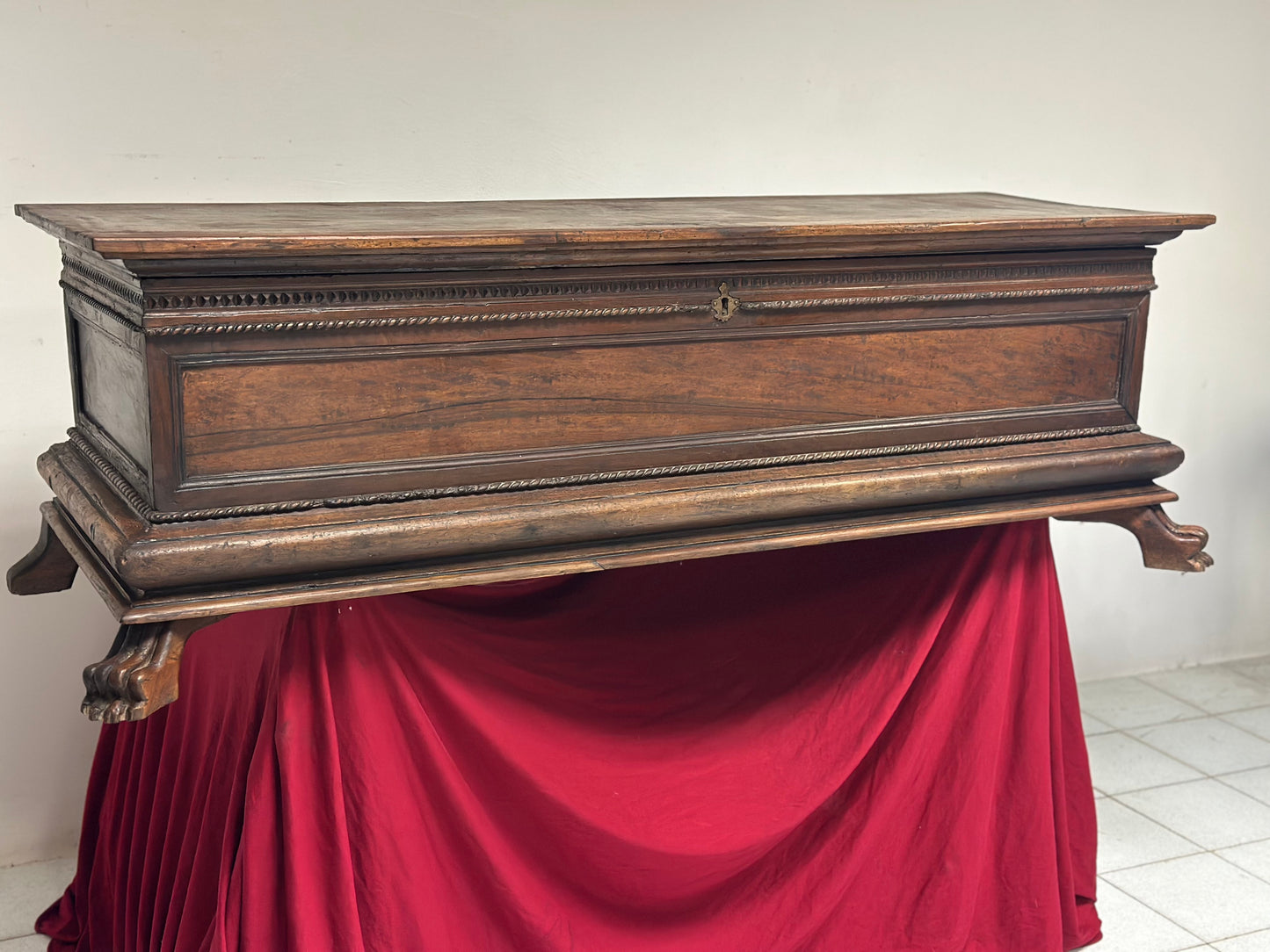 Cassapanca di noce . Firenze fine XVI inizio XVII secolo