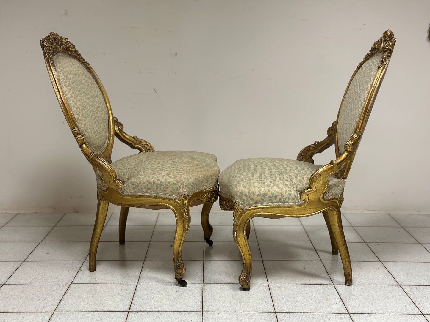 Coppia di poltrone in legno intagliato e dorato.  XIX secolo